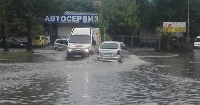 След Пловдив Асеноврад също бе ударен от бурята  Улиците в града