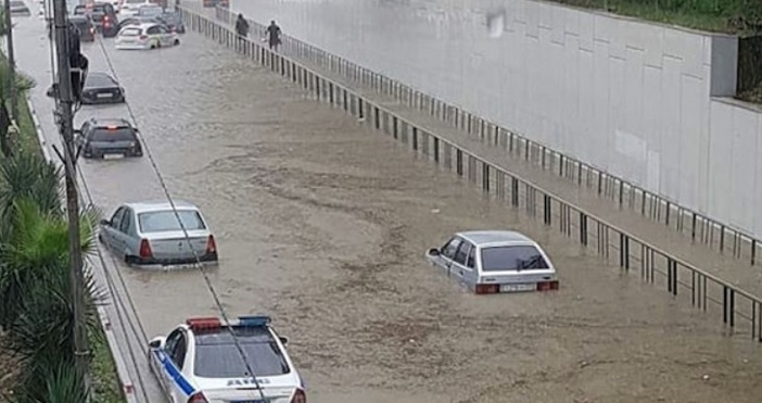 Пороен дъжд предизвика наводнение в Сочи в навечерието на 1/4-финала