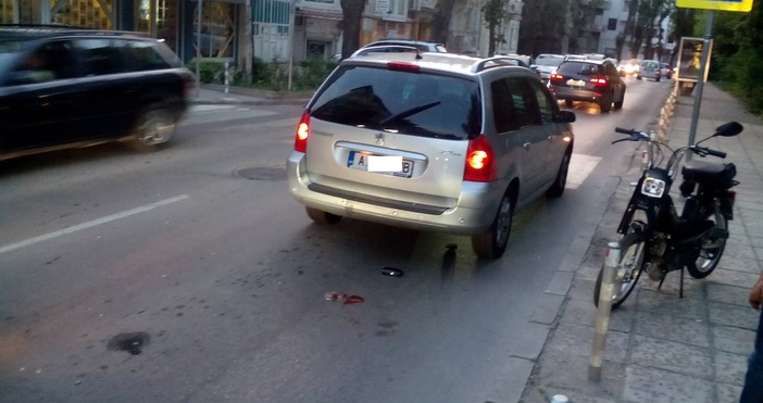 Водач на мотопед пострада при удар с автомобил на бул