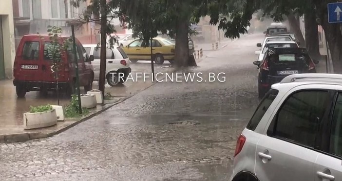 Улици в центъра на Пловдив се наводниха след краткия но