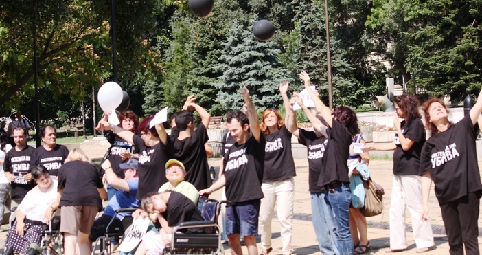 С пускане на черни и бели балони в небето протестиращите