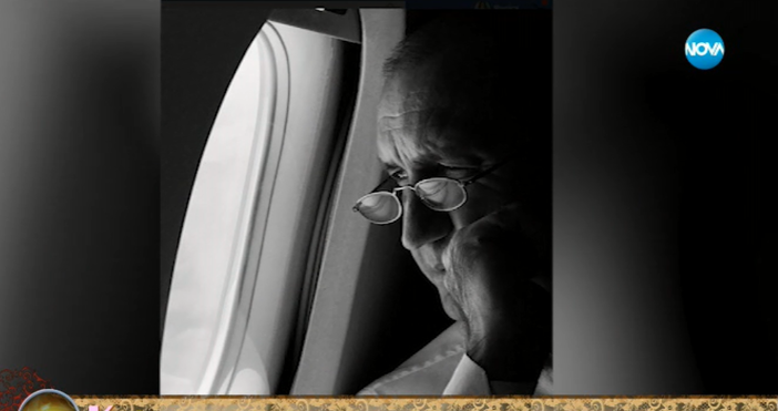 Снимка на Румен Радев на борда на самолет стана хит