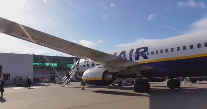 Ирландската нискотарифна авиокомпания Райънеър анулира близо една трета планираните за