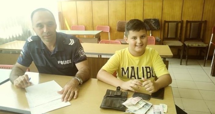Кадър bTV11 годишен ученик предаде в полицията изгубен портфейл с 1205