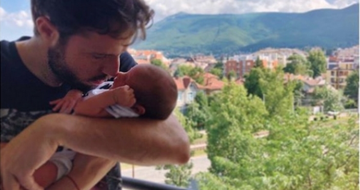 Снимка Инстаграм Теодор Салпаров показа новородения си син плод на любовта