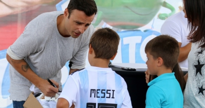Българската футболна звезда Димитър Бербатов зарадва деца на събитие днес.
