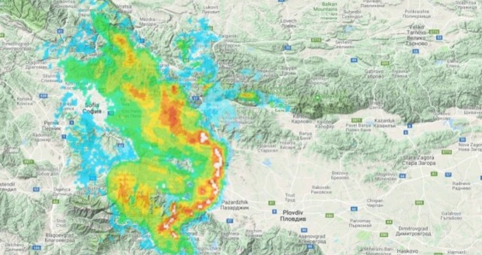 Източник: Plovdiv24.bg    Голяма градоносна буря се движи към Пловдив от