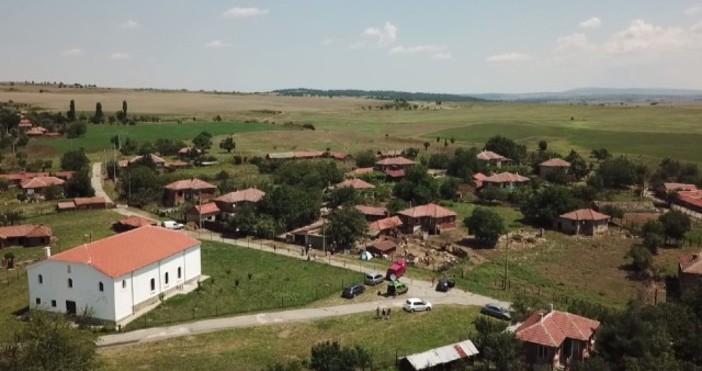 Снимки  btvnovinite bgПродължава блокадата на село Шарково където е последното оцеляло стадо