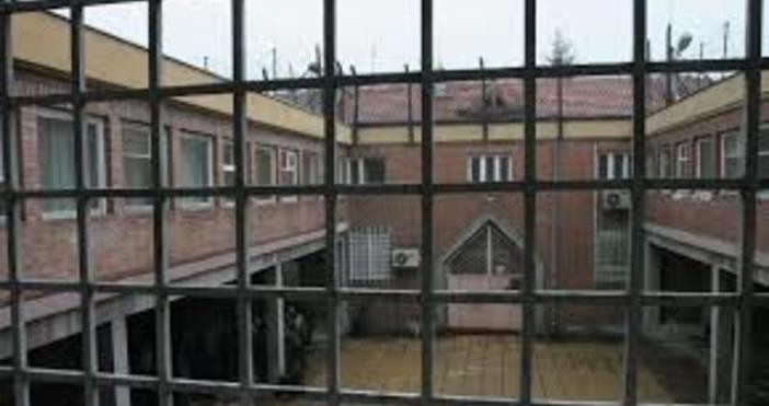 Тримата задържани надзиратели във Варненския затвор пускали осъден автокрадец да