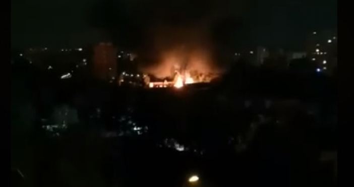 Голям пожар в момента гори в София предава Блиц като