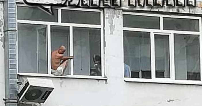 Снимка Флагман бгСагата в УМБАЛ Бургас продължава вече трети час предава репортер