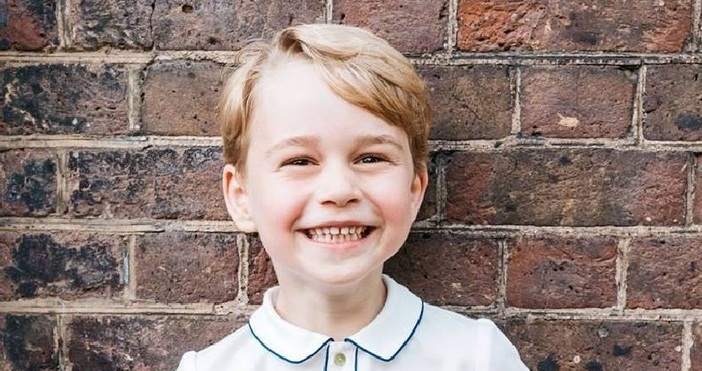 Снимка на усмихнатия принц Джордж беше публикувана от британското кралско