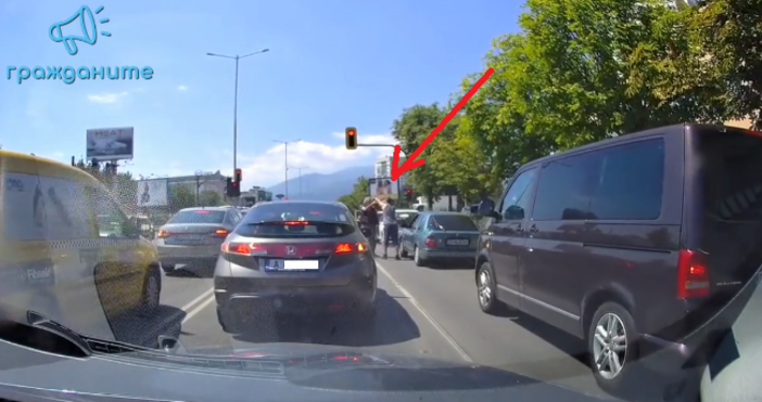 Видео, в което участници в движението излизат от колите и се