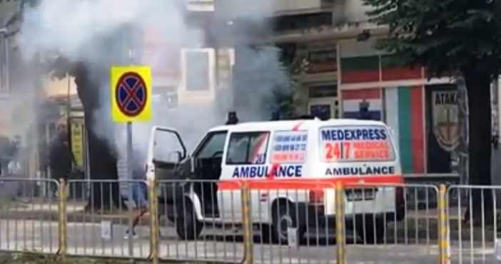 Автомобил за спешна медицинска помощ се запали на бул. Цар