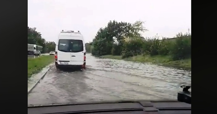 Поредица от кадри с наводнени пътни отсечки във Варна се