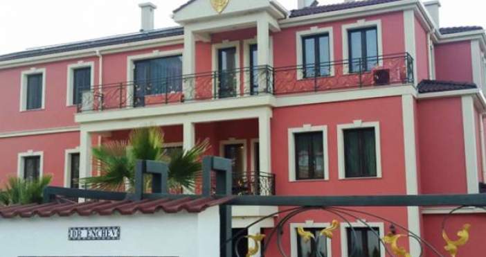 Снимка marica bgКамерата на д р Енчев в Белащица е била разбита