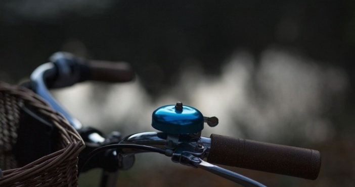 42 годишен велосипедист е блъснат от лек автомобил в село Баня Това съобщиха