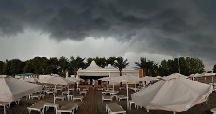 Снимки: БлицСилна лятна буря е преминала по родното Черноморие вчера.