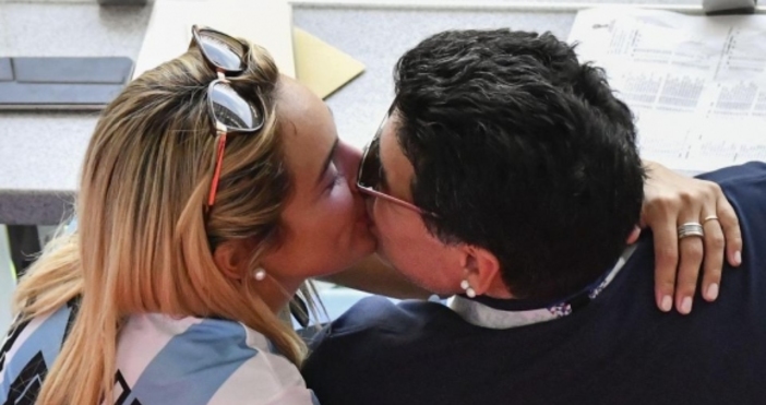 Диего Армандо Марадона най-после се сгоди за дългогодишната си приятелка