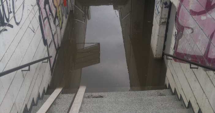 Читател ни изпрати снимка на наводнен подлез днес около Макдрайв