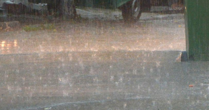 Пороен дъжд наводни квартал Етъра в Габрово и повлече кални
