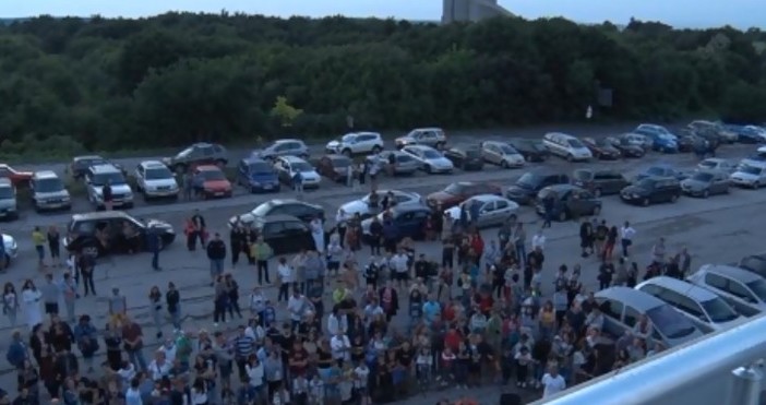 Астрономи и любители на небесните явления наблюдаваха необикновеното лунно затъмнение То е