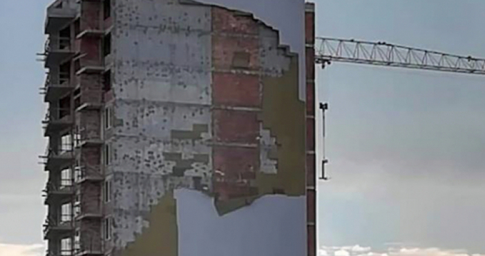 Стотици квадратни метра изолация от 16 етажен блок в Пловдив паднаха в двора