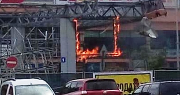 Пожарът на рекламно табло възникнал по рано днес във Варна на