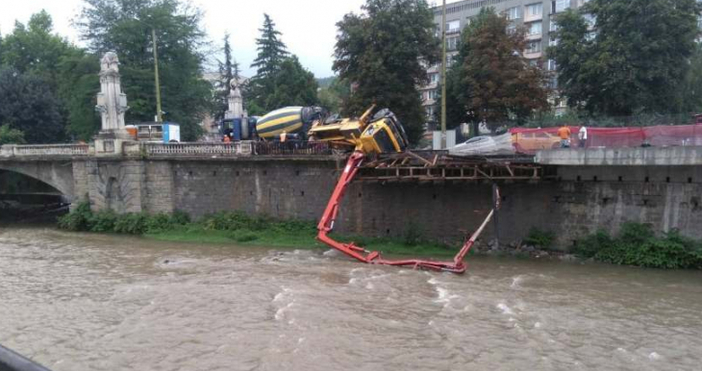 Снимка Радомир Спасов Нарушителите в Габрово Бетон помпа се преобърна по рано днес