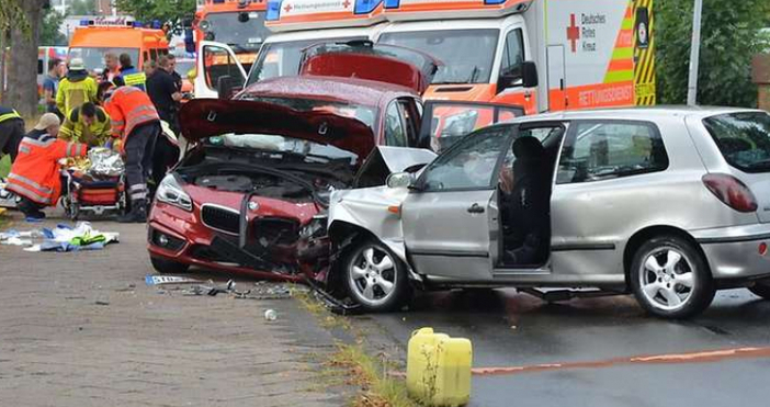 Две коли се удариха челно в немския град Щаде който
