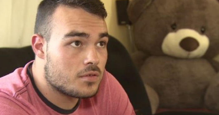 Снимка бТВПетър Мавродиев е младежът в количка когото родители оставиха