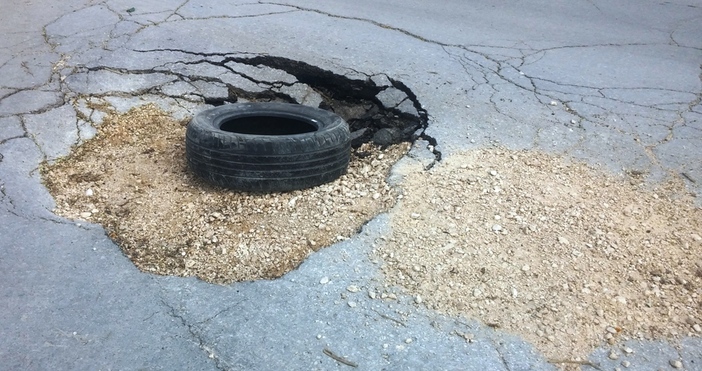 Нов сигнал за проблемна дупка на улицата във Варна изпрати