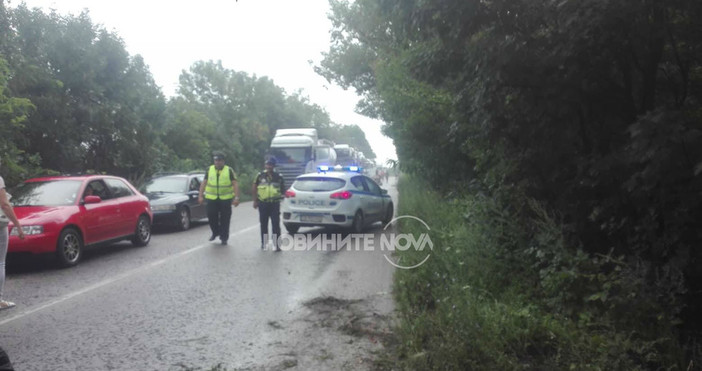 Снимка NOVA Румяна ПоповаЛека кола се заби в тир в