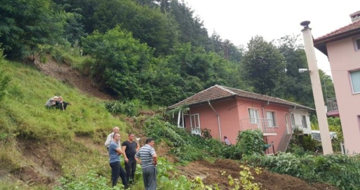 Снимка Емил Кацаров bTVПроливните дъждове активизираха свлачище и в Неделино