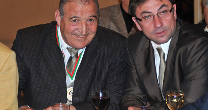 Божидар Георгиев Искренов  Гиби е бивш български футболист  национал Роден е на 1 август  1962 г в София Юноша на Левски