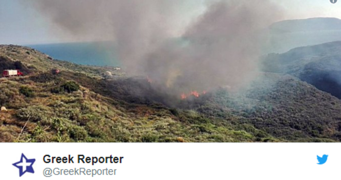 снимка: TwitterПожар избухна във вторник вечерта на гръцкия остров Закинтос.