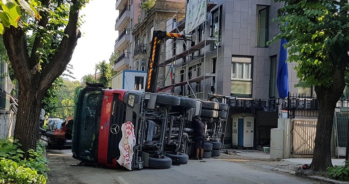 Снимки БулфотоКамион с кран се преобърна на улицата в центъра