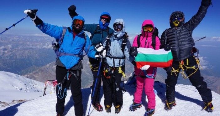 Снимка Пресцентър БСПСемейството на Румен Овчаров поздрави от връх Елбрус