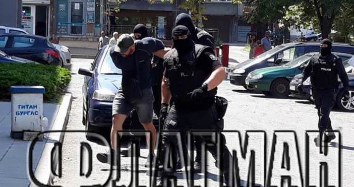 Снимки ФлагманКордон от маскирани спецполицаи преди минути изкара от ОДМВР Бургас