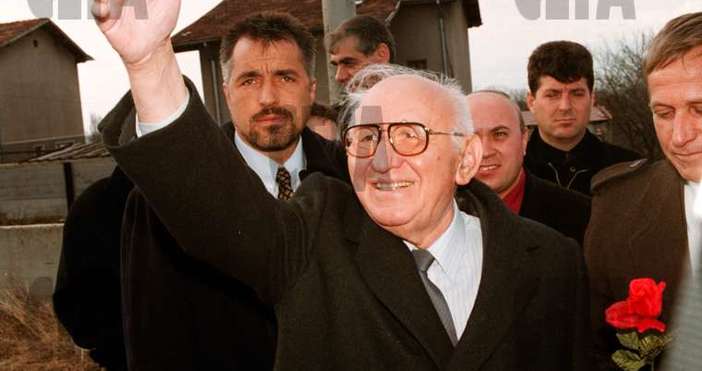 Кадър СегаНа 5 август 1998 г. умира Тодор Живков. Същият