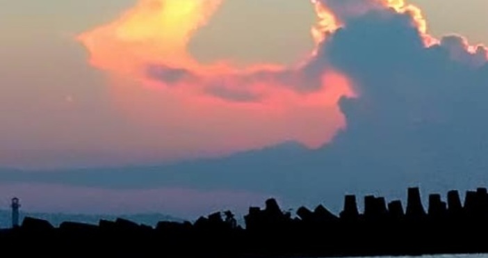 Снимки читателка ПетелПреди ден световните медии публикуваха облак с форма