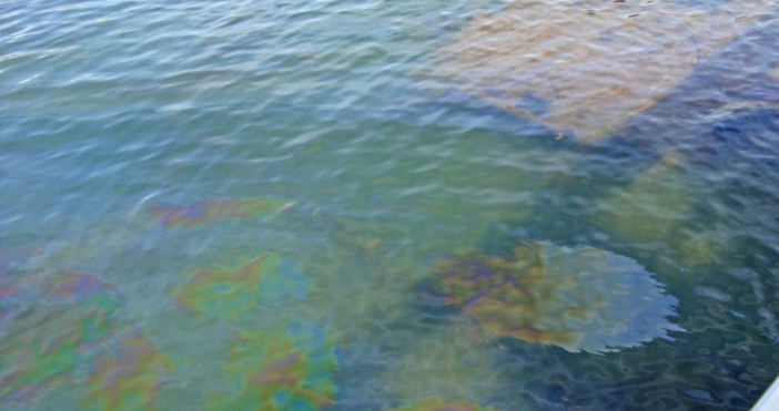 За нефтени петна по плажните ивици в Черноморец и Созопол   Мазут
