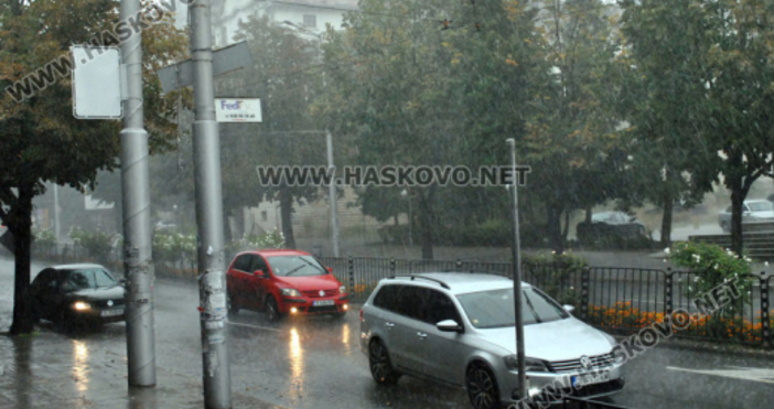 Снимки: Haskovo.netИстински порой удави Хасково в ранния следобед днес. 22.2