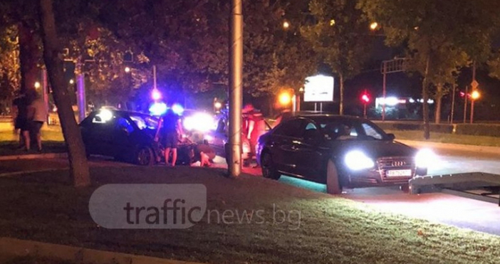 Лек автомобил Пежо катастрофира малко преди полунощ пред Община Пловдив