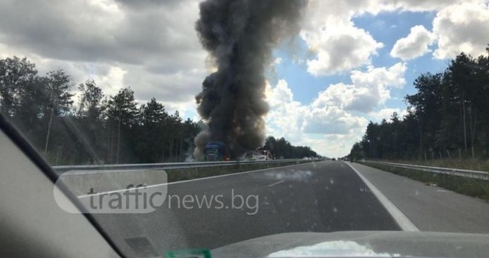 Тир се запали в движение на автомагистрала Марица. Гъсти облаци