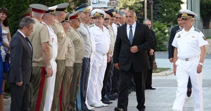Премиерът Бойко Борисов беше посрещнат с военен ритуал пред ФКЦ