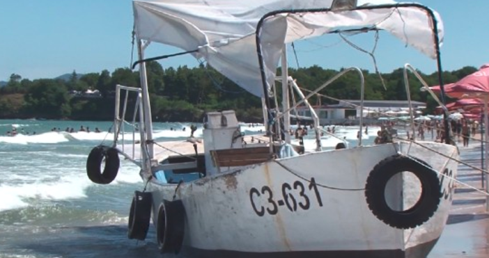 Кадър бТВНеуправляема лодка за разходка се заби на плаж Крайморие
