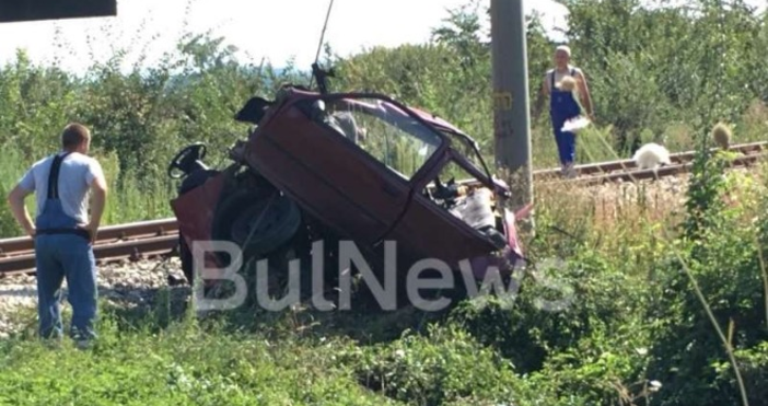 Снимка: БулНюзБързият влак от Видин за София е ударил автомобил,