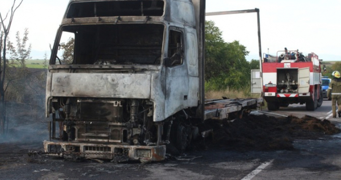 Камион, натоварен със сено, се самозапали и изгоря напълно на