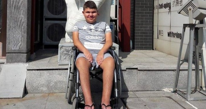16 годишният Ивайло Карабанчев има нужда от спешна помощ Момчето страда